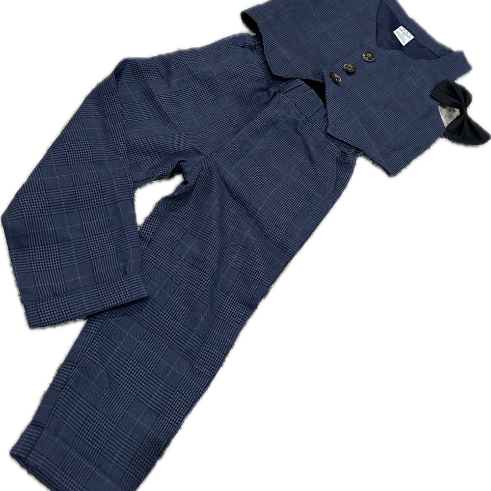 Boys 3pc suit and tie.